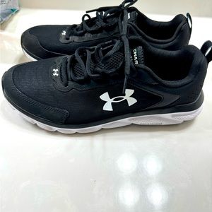 Under Armour men’s 10.5 barely worn. Excellent used condition. Black and white